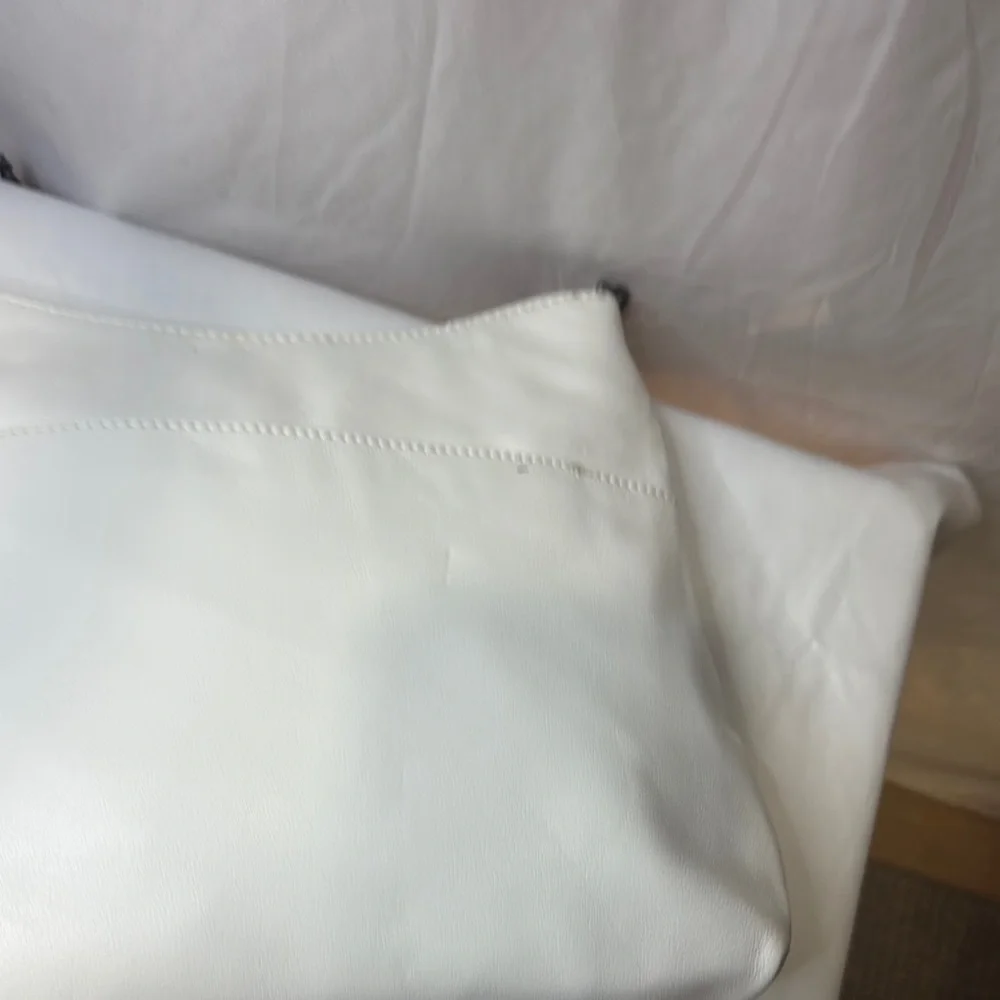 Simply Vera lWhite Perforated Shoulder Bag